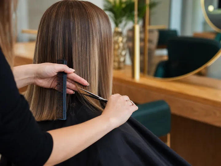 Präziser Haarschnitt im Salon